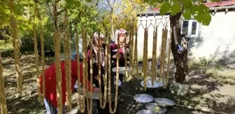 Karslı kadınlar imeceyle ballı köme yapımına başladı