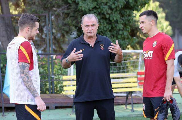 Galatasaray'da futbolcuların prim ödemeleri Beşiktaş derbisini sarktı Galatasaray'da futbolcuların prim ödemeleri Beşiktaş derbisini sarktı