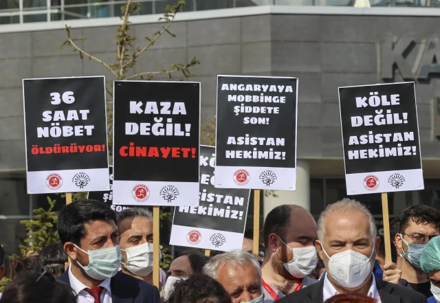 Başkentteki hekimlerden uzun nöbet saatleri protestosu