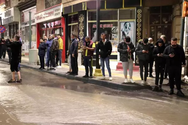 Gece yarısı patlayan su borusu şehrin altını üstüne getirdi: Caddeler göle döndü, iş yerlerini su bastı