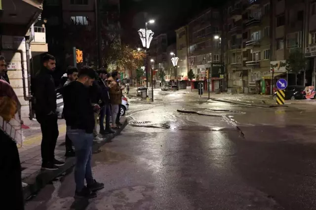 Gece yarısı patlayan su borusu şehrin altını üstüne getirdi: Caddeler göle döndü, iş yerlerini su bastı