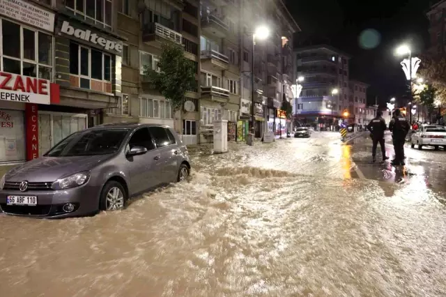 Gece yarısı patlayan su borusu şehrin altını üstüne getirdi: Caddeler göle döndü, iş yerlerini su bastı