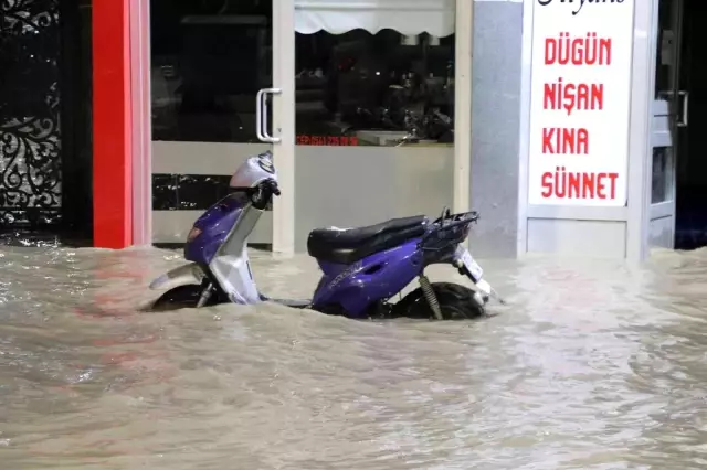 Gece yarısı patlayan su borusu şehrin altını üstüne getirdi: Caddeler göle döndü, iş yerlerini su bastı