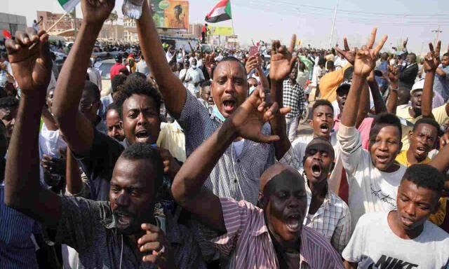 Sudan'da darbe girişiminde bulunan askerler radyo ve televizyon merkezini basarak çalışanları gözaltına aldı