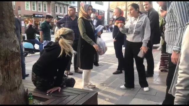 İki kadın onlarca kişinin bakışları arasında tekme tokat kavga etti