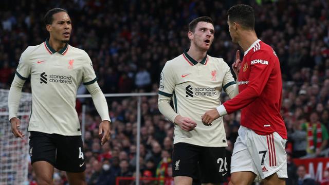Ronaldo'dan skandal hareket! Tarihi Liverpool maçında yere düşen genç futbolcuyu acımasızca tekmeledi