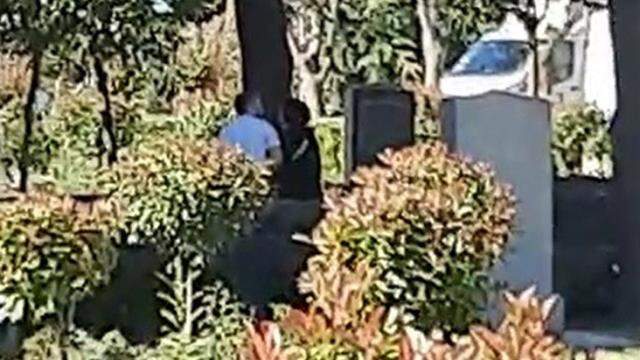 Edirnekapı Şehitliği'nde büyük saygısızlık! Genç çiftlerin uygunsuz görüntüleri vatandaşları isyan ettirdi Edirnekapı Şehitliği'nde büyük saygısızlık! Genç çiftlerin uygunsuz görüntüleri vatandaşları isyan ettirdi
