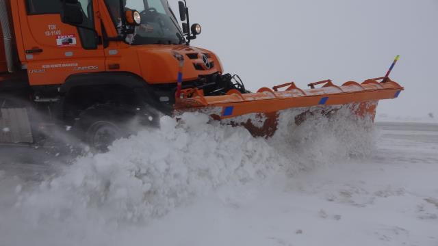 Kar yağışı ve tipi nedeniyle zor anlar yaşayan sürücülerin imdadına gazeteciler yetişti