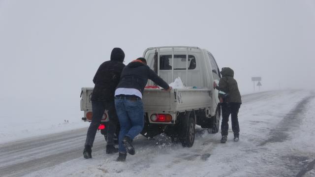 Kar yağışı ve tipi nedeniyle zor anlar yaşayan sürücülerin imdadına gazeteciler yetişti