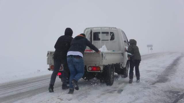 Kar yağışı ve tipi nedeniyle zor anlar yaşayan sürücülerin imdadına gazeteciler yetişti