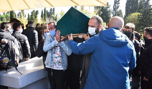 Tuba Büyüküstün, 19 yaşındaki oğlunu toprağa veren eski sevgilisi Sami Saydan'ın cenazede yalnız bırakmadı