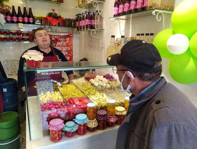 'Yerli covid aşısı' dediği pezik turşusunun kilosunu 25 liradan satıyor