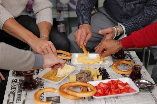 150 yıl önce bir gurbetçi tarafından kente getirildi! Almak için metrelerce kuyruğa giriyorlar 150 yıl önce bir gurbetçi tarafından kente getirildi! Almak için metrelerce kuyruğa giriyorlar