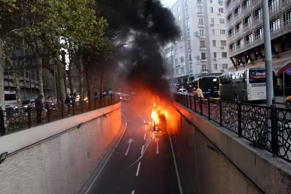 İstanbul'un göbeğinde korku dolu anlar! Öğrencileri taşıyan servis aracı alev alev yandı