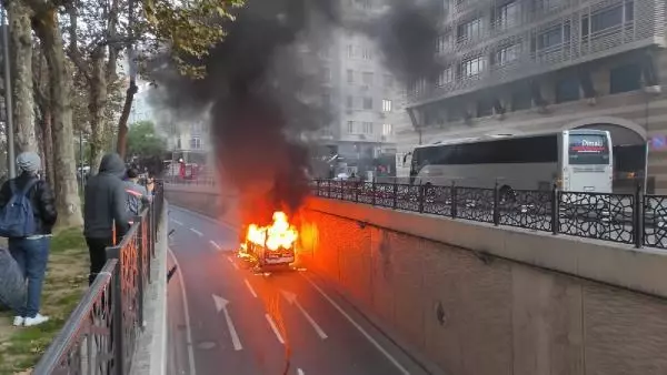 İstanbul'un göbeğinde korku dolu anlar! Öğrencileri taşıyan servis aracı alev alev yandı