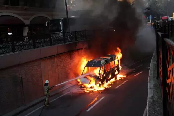 İstanbul'un göbeğinde korku dolu anlar! Öğrencileri taşıyan servis aracı alev alev yandı