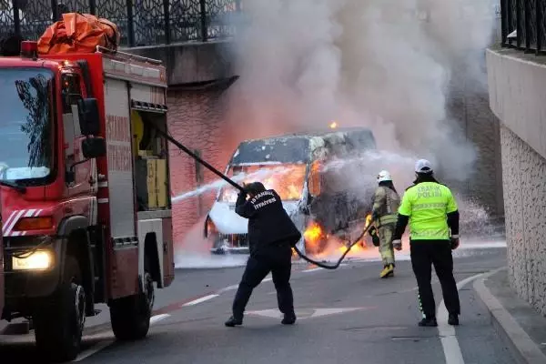 İstanbul'un göbeğinde korku dolu anlar! Öğrencileri taşıyan servis aracı alev alev yandı