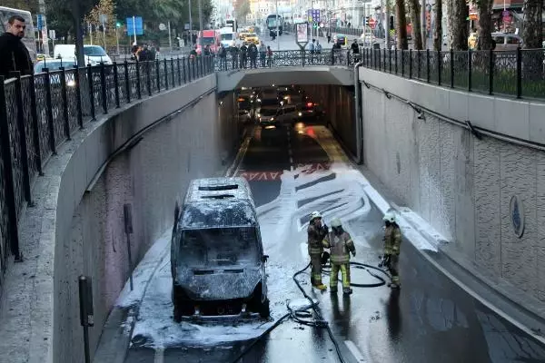 İstanbul'un göbeğinde korku dolu anlar! Öğrencileri taşıyan servis aracı alev alev yandı