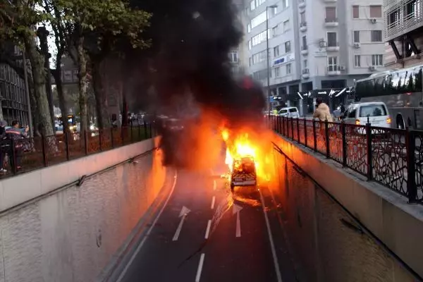 İstanbul'un göbeğinde korku dolu anlar! Öğrencileri taşıyan servis aracı alev alev yandı