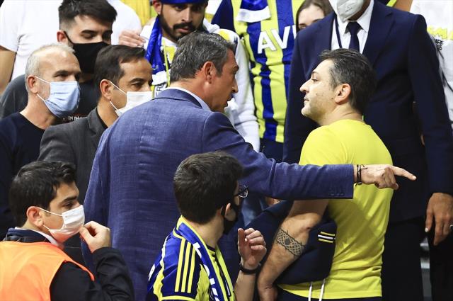 Ali Koç, Fenerbahçe Beko-Barcelona maçının ardından takımı protesto eden taraftarla tartıştı