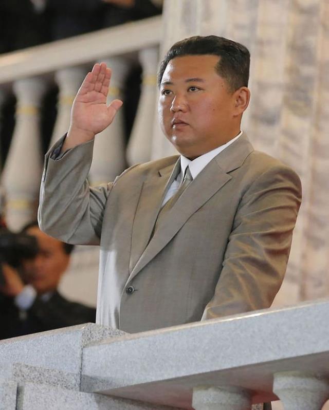 140 kilodan 120 kiloya düşen Kuzey Kore lideri Kim Jong-un'un yeni hali dikkat çekti