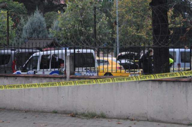 AYRILMAK İSTEYEN KADIN ARKADAŞINI TAKSİDE ÖLDÜRDÜ, CESETLE EMNİYETE GİDİP TESLİM OLDU