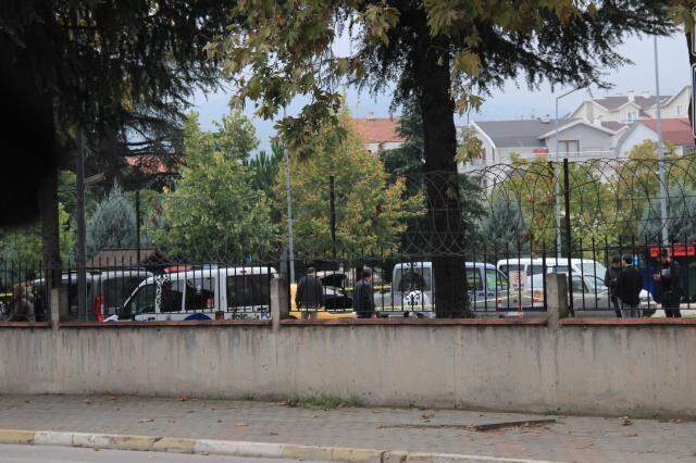 .Öldürdüğü sevgilisini ticari taksi içerisinde İlçe Emniyet Müdürlüğü bahçesine bıraktı .Öldürdüğü sevgilisini ticari taksi içerisinde İlçe Emniyet Müdürlüğü bahçesine bıraktı