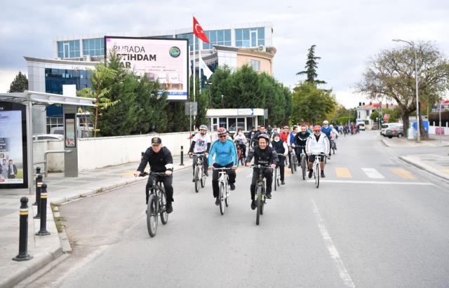 Tuzla'da Cumhuriyet Bayramı'nın 98. yılına yakışır etkinlik! 7'den 70'e tüm bisiklet severler katıldı