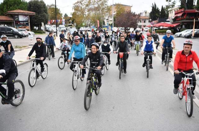 Tuzla'da Cumhuriyet Bayramı'nın 98. yılına yakışır etkinlik! 7'den 70'e tüm bisiklet severler katıldı