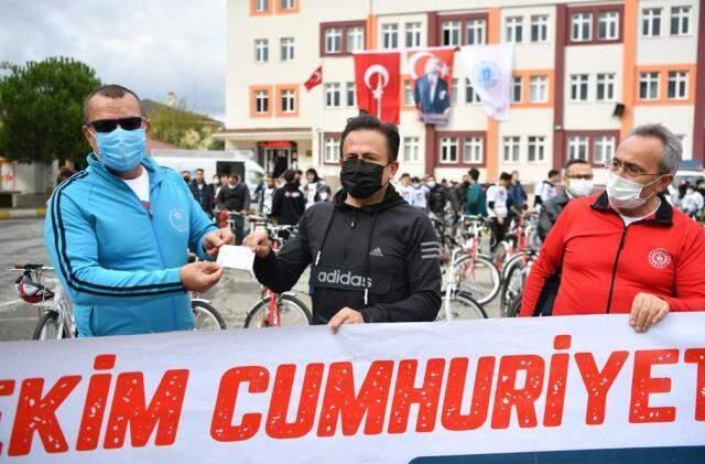 Tuzla'da Cumhuriyet Bayramı'nın 98. yılına yakışır etkinlik! 7'den 70'e tüm bisiklet severler katıldı