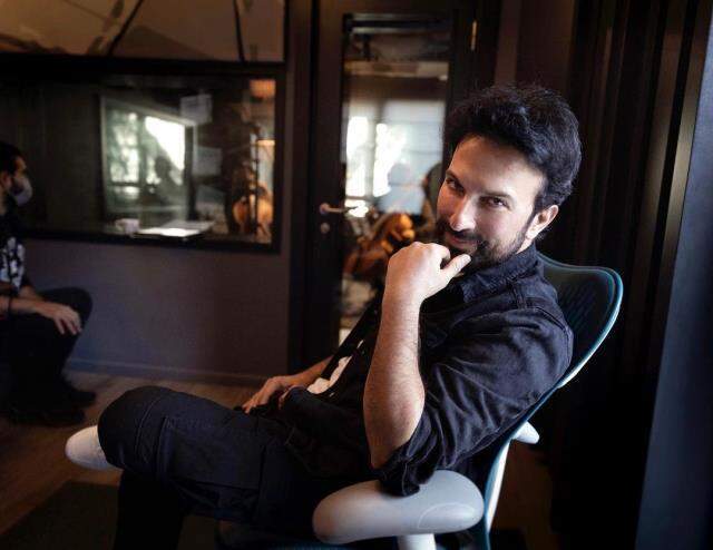 Cem Yılmaz, reklam filminde oynayan Tarkan'a yaptığı göndermeyle kırdı geçirdi Cem Yılmaz, reklam filminde oynayan Tarkan'a yaptığı göndermeyle kırdı geçirdi