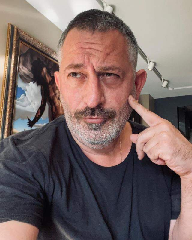 Cem Yılmaz, reklam filminde oynayan Tarkan'a yaptığı göndermeyle kırdı geçirdi Cem Yılmaz, reklam filminde oynayan Tarkan'a yaptığı göndermeyle kırdı geçirdi