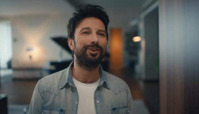 Cem Yılmaz, reklam filminde oynayan Tarkan'a yaptığı göndermeyle kırdı geçirdi Cem Yılmaz, reklam filminde oynayan Tarkan'a yaptığı göndermeyle kırdı geçirdi