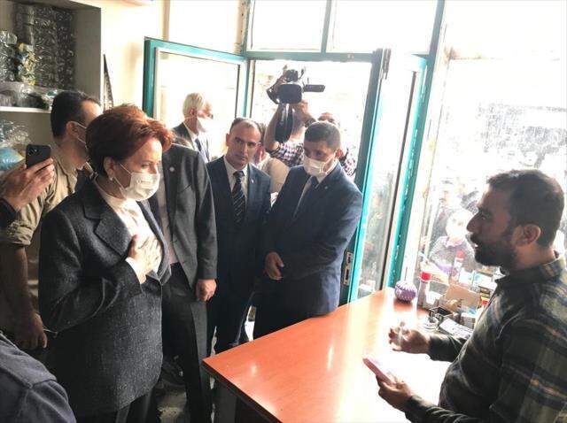 Akşener'e faili meçhul sorusu soran vatandaşı, partililer tartaklamaya kalkıştı