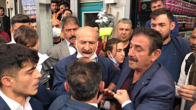 Akşener'e faili meçhul sorusu soran vatandaşı, partililer tartaklamaya kalkıştı