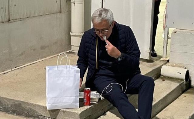 Jose Mourinho'nun stat merdivenlerinde yemek yediği paylaşımına beğeni yağıyor
