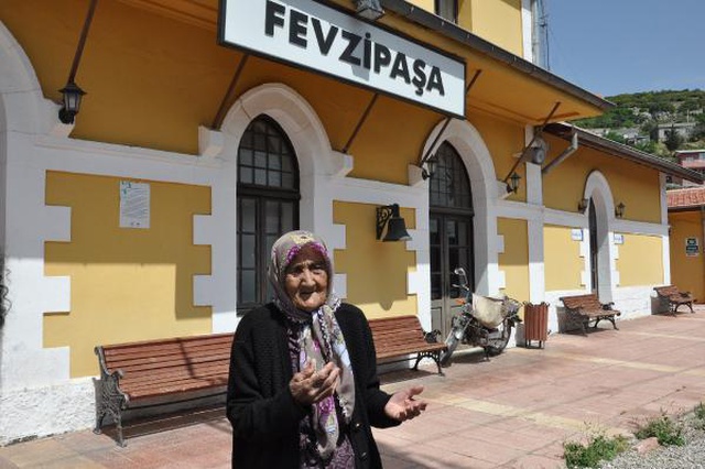 111 yaşındaki Fatma nine, Ata'yı gördüğü anı hala gözlerinin içi gülerek anlatıyor: Boyum yetmedi, taşın üzerine çıktım 111 yaşındaki Fatma nine, Ata'yı gördüğü anı hala gözlerinin içi gülerek anlatıyor: Boyum yetmedi, taşın üzerine çıktım
