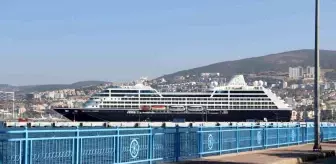 Amerikalı zenginleri taşıyan 'Azamara Journey' Kuşadası'na yanaştı