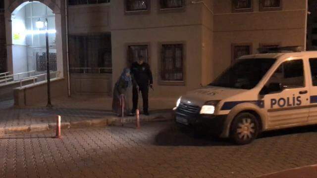 Yaşadığı evi ateşe verdi, yangına müdahale için gelen ekiplere kapıyı açmadı Yaşadığı evi ateşe verdi, yangına müdahale için gelen ekiplere kapıyı açmadı