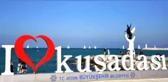 Kuşadası'nda yelkenler Cumhuriyet Bayramı dolayısıyla denizde kortej oluşturdu