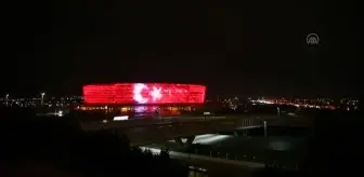 Olimpiyat Stadyumu'na Türk bayrağı yansıtıldı