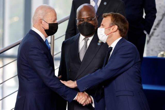 Denizaltı krizi çözülse de gerginlik sürüyor! Biden ve Macron'dan G20'de tokalaşma düellosu Denizaltı krizi çözülse de gerginlik sürüyor! Biden ve Macron'dan G20'de tokalaşma düellosu