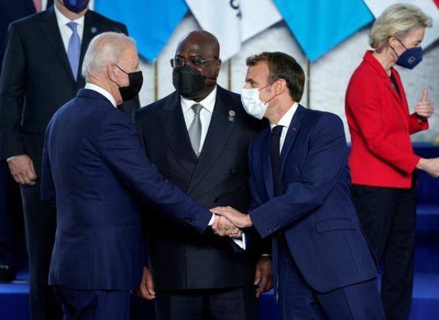 Denizaltı krizi çözülse de gerginlik sürüyor! Biden ve Macron'dan G20'de tokalaşma düellosu Denizaltı krizi çözülse de gerginlik sürüyor! Biden ve Macron'dan G20'de tokalaşma düellosu