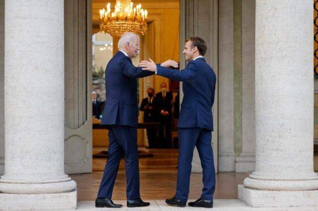 Denizaltı krizi çözülse de gerginlik sürüyor! Biden ve Macron'dan G20'de tokalaşma düellosu Denizaltı krizi çözülse de gerginlik sürüyor! Biden ve Macron'dan G20'de tokalaşma düellosu