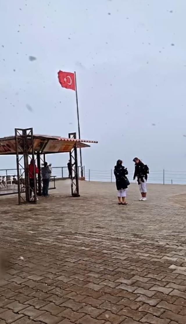 Antalya'ya mevsimin ilk karı Tahtalı Dağı'nın zirvesine yağdı