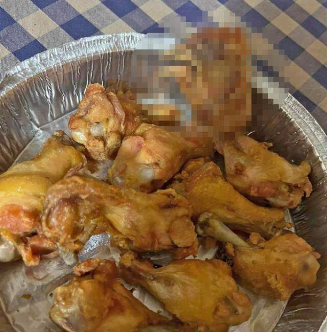 Eve tavuk kanadı siparişi veren kadın, kutunun içine yanlışlıkla konulan kafatasını ısırdı Eve tavuk kanadı siparişi veren kadın, kutunun içine yanlışlıkla konulan kafatasını ısırdı
