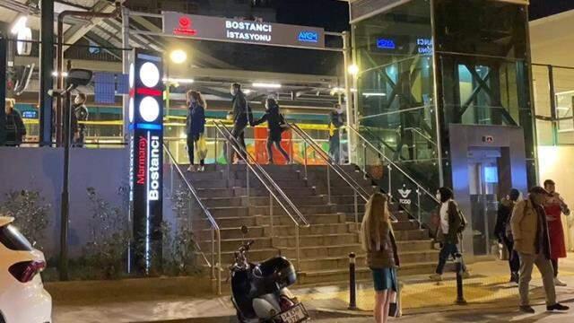 Marmaray'da bir kişi tren yaklaştığı anlarda raylara atlayarak yaşamını yitirdi