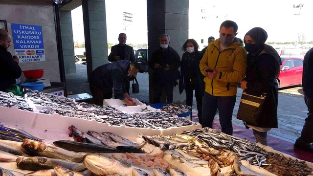 Balıkçılardan kilosu 10 TL'ye düşen hamsi için vatandaşa öneri: Şimdi tuzlama zamanı Balıkçılardan kilosu 10 TL'ye düşen hamsi için vatandaşa öneri: Şimdi tuzlama zamanı