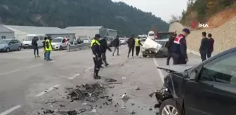 2 otomobil ve 1 servis aracı çarpıştı: 2 yaralı