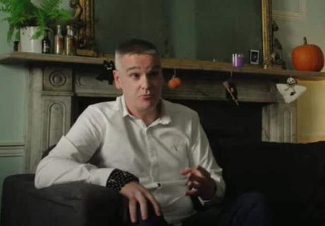 Elden ele dolaşan şeytan çıkarma ayini videosu! Bir anda sandalyeden fırlayıp saldırdı